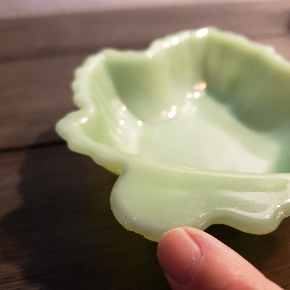 Vintage Jadeite Maple Leaf Dish. - Picture 5 of 5